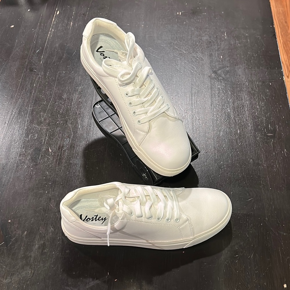 Men’s tennis shoes/US size 9/like new
